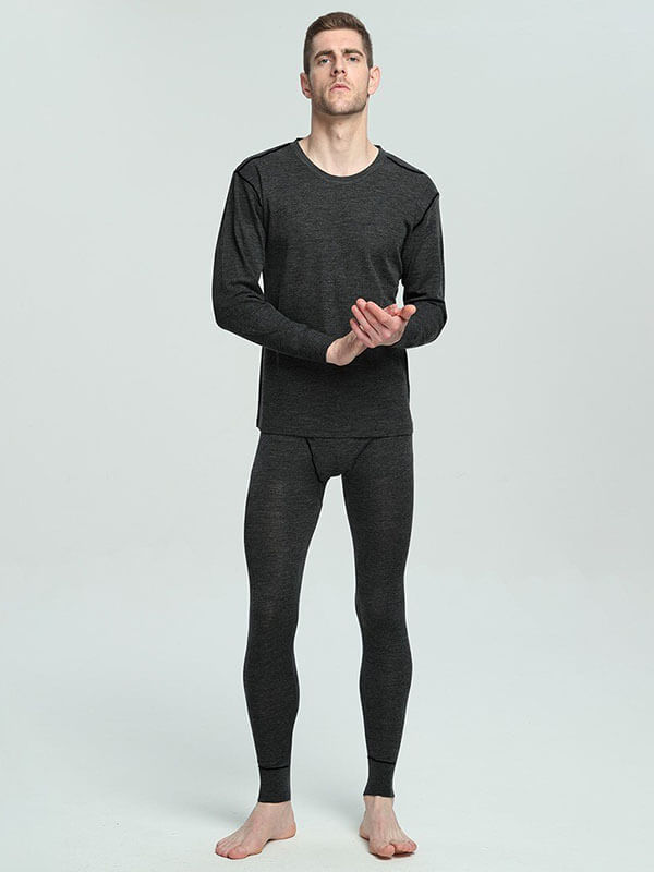 Warm men's 100% merino wool thermal underwear set SF1060, providing comfort and warmth in cold climates, ideal for winter activities.